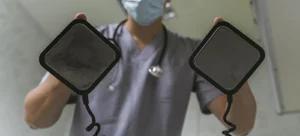Médecin tenant un défibrillateur