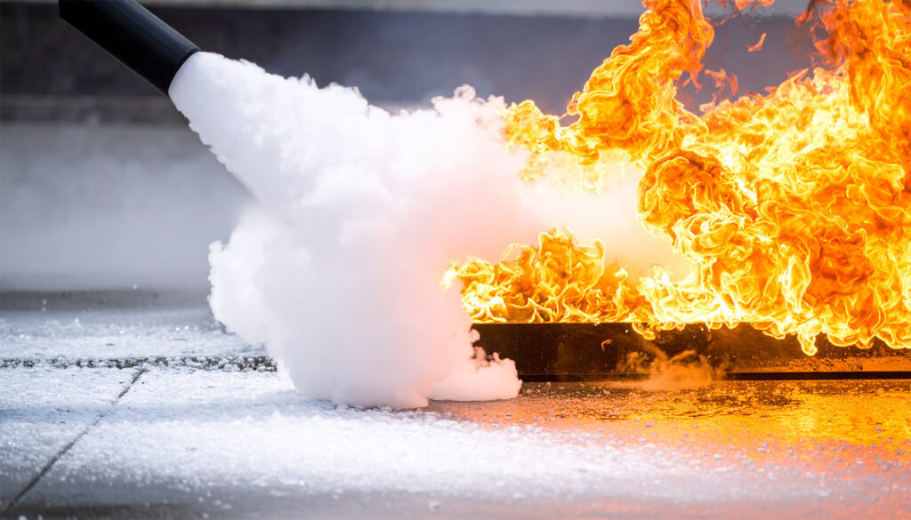 Manipulation extincteur lors d'une formation incendie